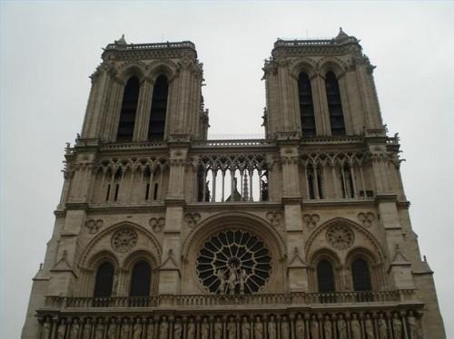 Quel style de l'architecture a été utilisée pour la cathédrale de Notre Dame De Paris?