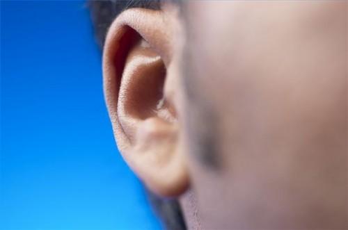 Comment Cirer poils d'oreille