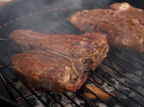 Cuisine et griller des steaks
