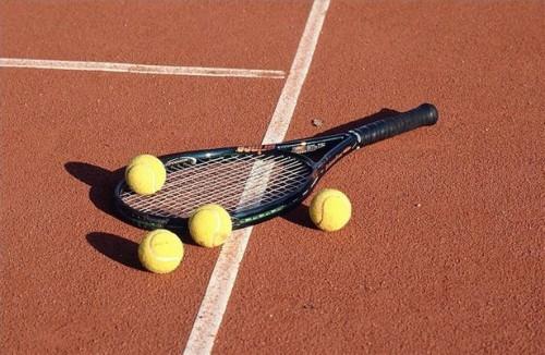 Comment balle avec une raquette de tennis