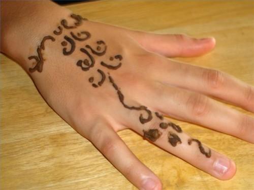 Comment faire un tatouage de henné Simple