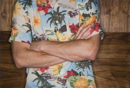 Comment porter une chemise hawaïenne