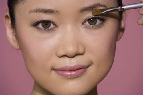 Comment choisir Maquillage des yeux qui complète Coloriage Asie