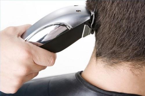 Comment recouper lors de la coupe de cheveux pour homme avec un rasoir